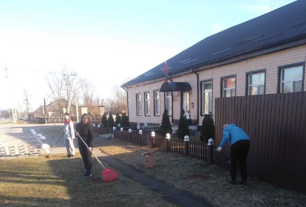 Свою лепту в благоустройство родной Гомельщины внесли работники медучреждений региона во время областного субботника