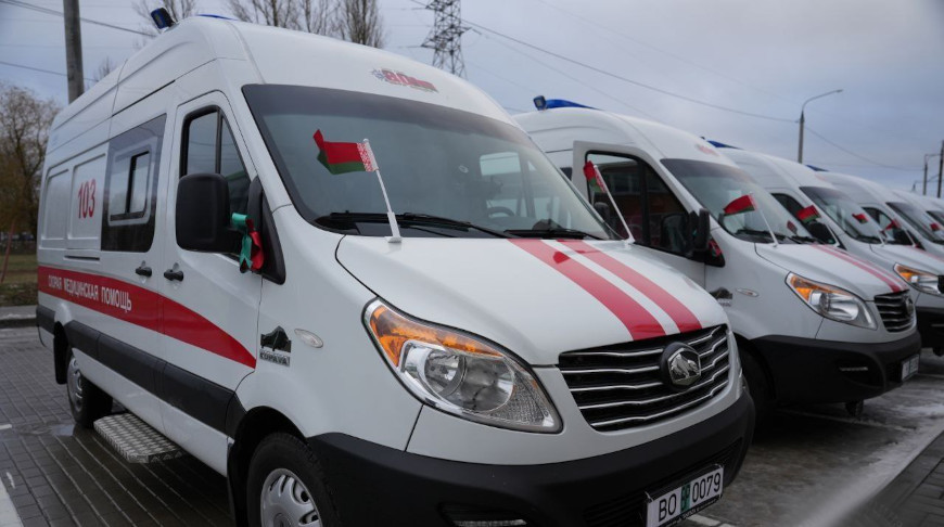 Ключи от 13 автомобилей скорой помощи передали руководителям учреждений здравоохранения Гомеля