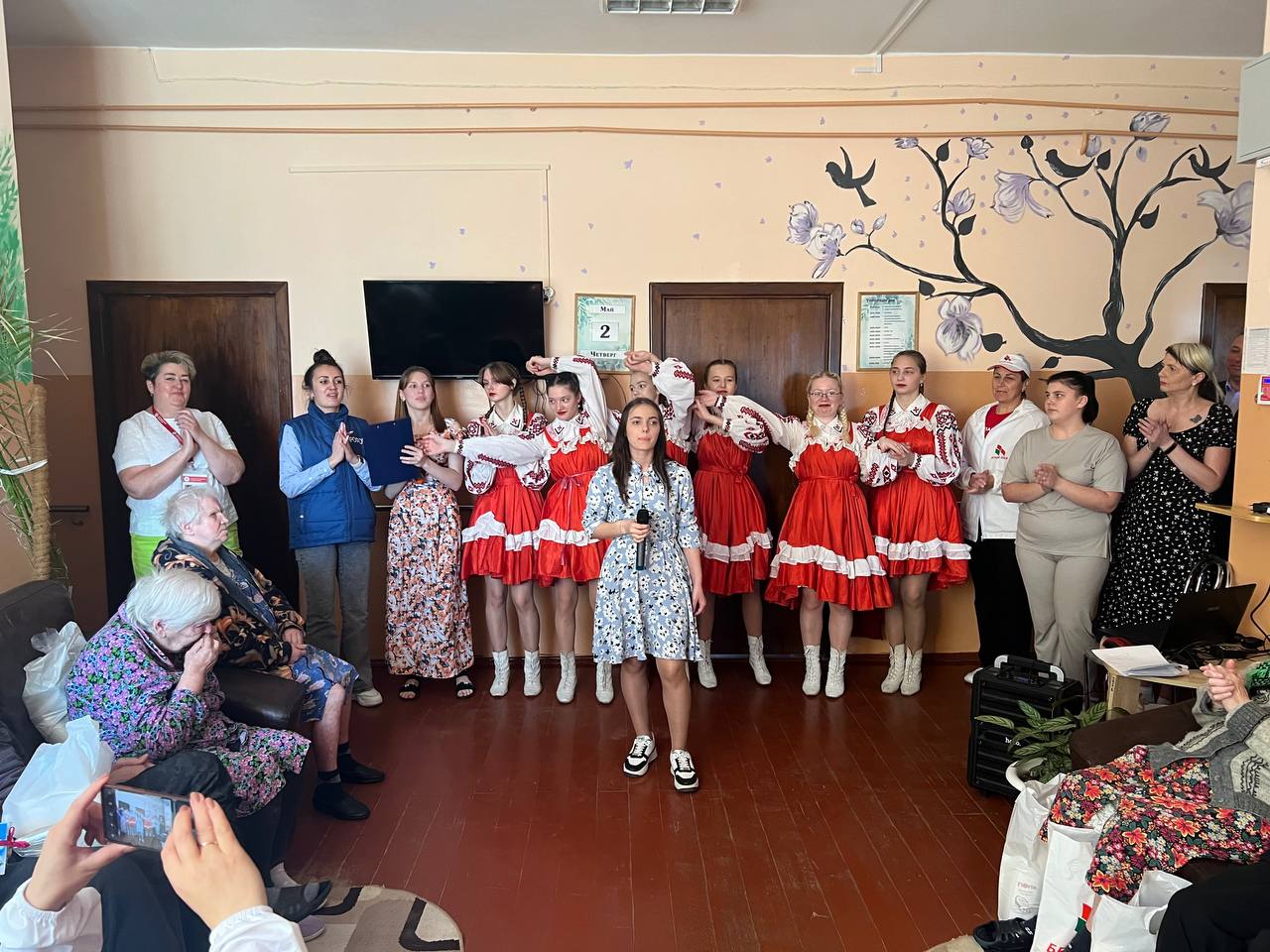 Учащиеся Мозырского медколледжа навестили пожилых постояльцев отделения круглосуточного пребывания в деревне Мелешковичи