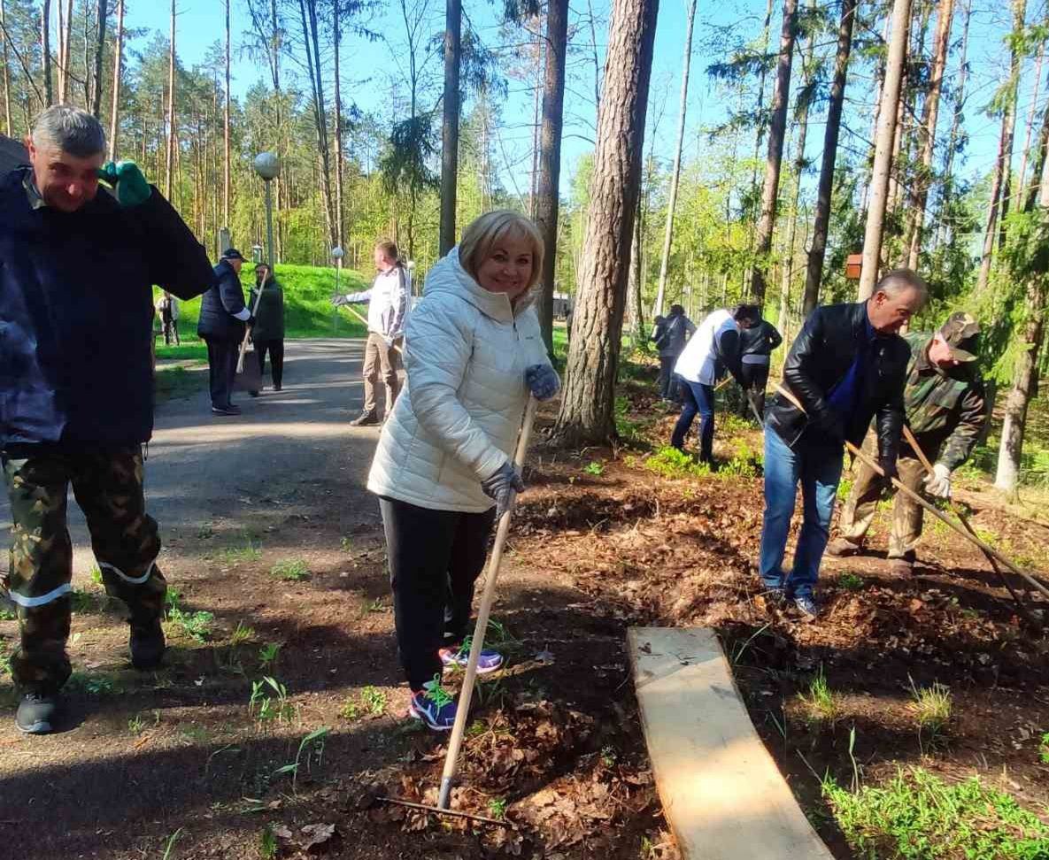 Профактив областного здравоохранения принял участие в весеннем благоустройстве «Партизанской кринички»