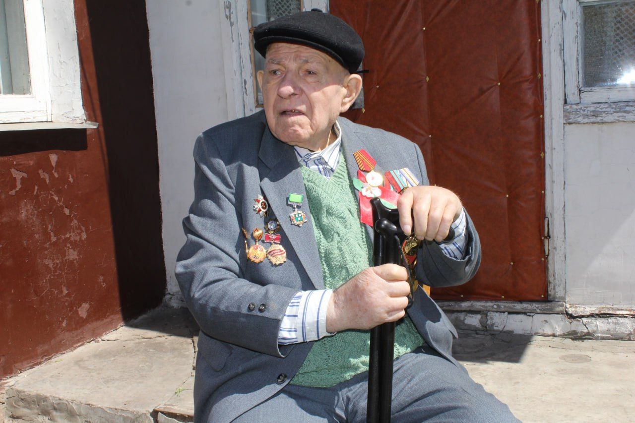 Добрушские профактивисты поздравили 98-летнего партизана в годы войны Анатолия Бубенко